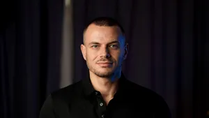 O echipă de români a creat prima reţea socială monetizabilă fără reclame din lume