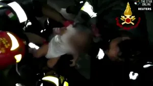 FOTO, VIDEO | CUTREMUR în Italia: Doi morţi şi 39 de răniţi în urma seismului din sudul ţării. Un bebeluş de 7 luni a fost salvat din dărâmături / UPDATE: Operaţiune de salvare reuşită şi în cazul fraţilor săi