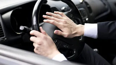 AUTO 10 obiceiuri periculoase la volan. Unele par banale, dar pot provoca accidente