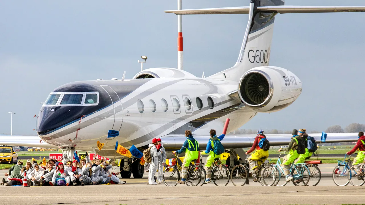 Sute de activişti de mediu au invadat aeroportul Schiphol din Amsterdam. Au blocat decolarea mai multor avioane private