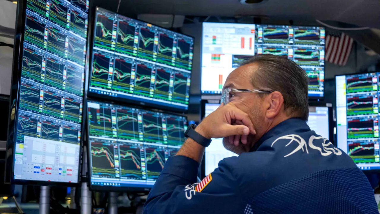 Analiză XTB: Vând, cumpără sau așteaptă? Investitorii, presați de decizii când piața se clatină