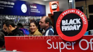 BLACK FRIDAY 2013: Sute de bistriţeni s-au înghesuit în magazine pentru reduceri, încă de la 5 dimineaţa - GALERIE FOTO
