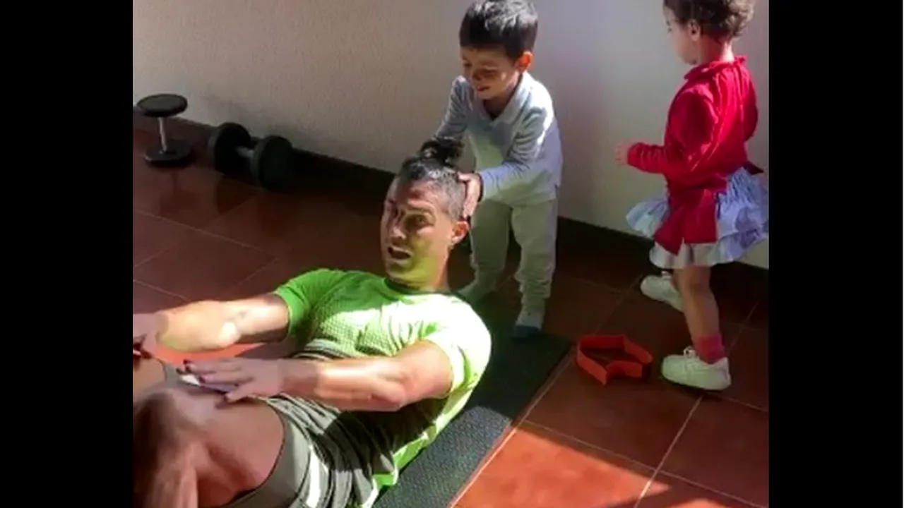 Cristiano Ronaldo, încurcat de copii în timpul antrenamentelor. Cum s-a 
