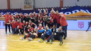 Liga Zimbrilor a ajuns la final. Dinamo Bucureşti a primit medaliile de campioană după meciul cu Steaua Bucureşti
