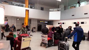 Sute de persoane aşteaptă şi de opt ore pe Aeroportul Cluj, unde multe curse au fost anulate - FOTO