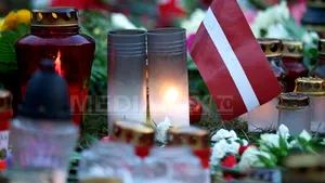 Letonii, încă în stare de şoc, îşi plâng morţii după catastrofa de la Riga. IMAGINI de la locul tragediei