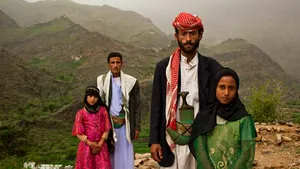 Tradiţii şocante: Fete de 5 ani, obligate să se căsătorească cu bărbaţi de vârstă mijlocie - FOTO, VIDEO