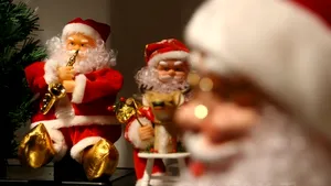 Crăciunul - sărbătoarea colindelor, bradului împodobit şi a darurilor Moşului