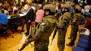 Momente tensionate în El Salvador. Preşedintele a intrat în Parlament, însoţit de militari înarmaţi