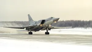 Aterizare de urgenţă a unui bombardier strategic Tupolev Tu-22M, căruia i-a cedat un motor. Piloţii au reuşit să evite o zonă rezidenţială