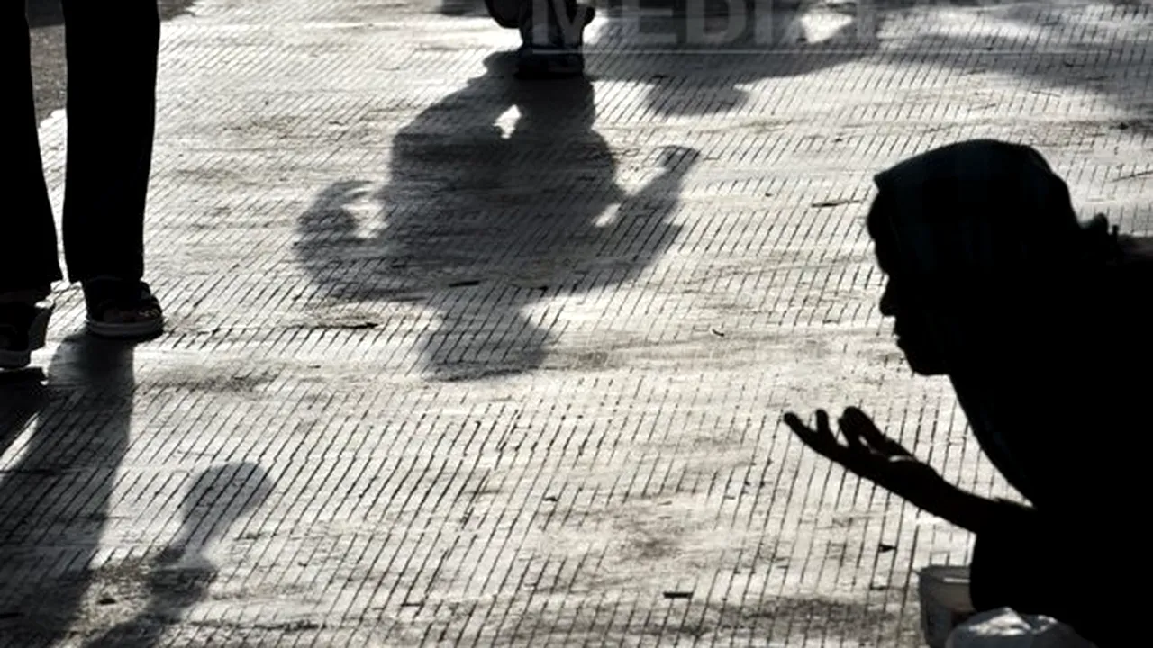 Cerşetorii români, vizaţi de poliţia pariziană. Cum vor francezii să scape de ei 