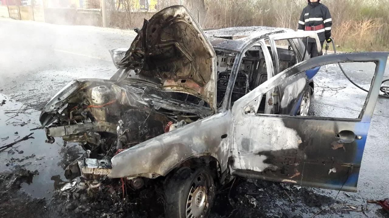 Un bărbat a murit în această dimineaţă după ce maşina în care se afla a luat foc în urma unui accident în Glina | FOTO