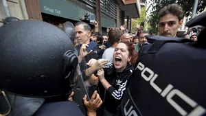 DEMOCRAŢIE SUB ASEDIU. Cum a ajuns Catalonia teatrul unui mini-război civil