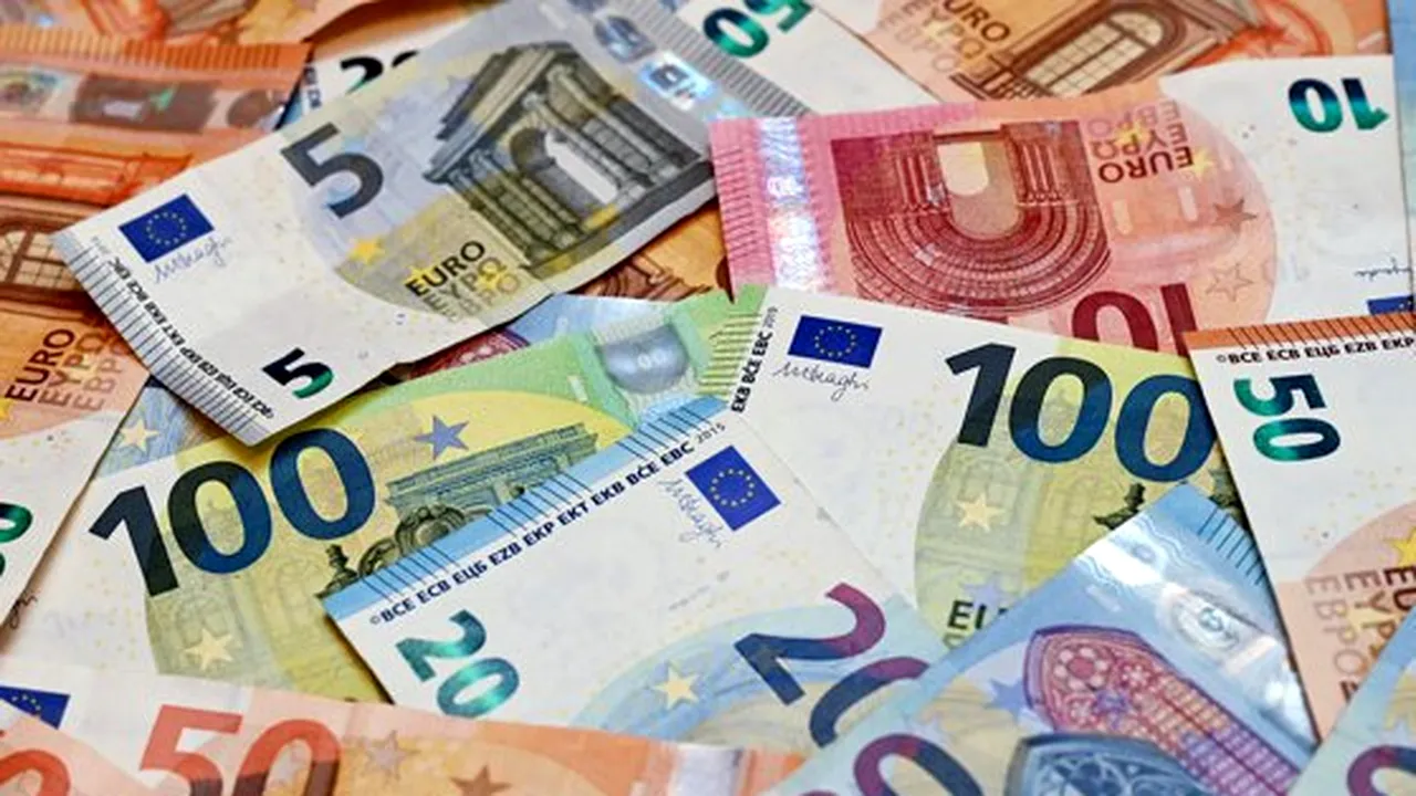 Euro încheie luna martie cu un nou maxim istoric