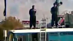 IMAGINI ŞOCANTE: Execuţie în public  - Cum sunt pedepsiţi doi bărbaţi acuzaţi de viol - VIDEO