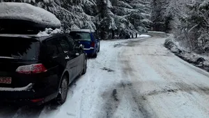 Mai multe maşini sunt blocate din cauza zăpezii, pe drumul care face legătura între staţiunea Sinaia şi Cota 1400. Ce spun autorităţile locale | FOTO