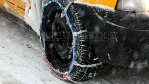 Trafic restricţionat pe DN1, din cauza zăpezii, pentru maşinile fără cauciucuri de iarnă