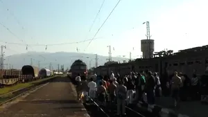 Un tren din Bulgaria, deturnat de pasageri furioşi - VIDEO