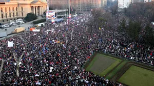 Mii de participanţi şi steaguri româneşti la protestul de la Belgrad