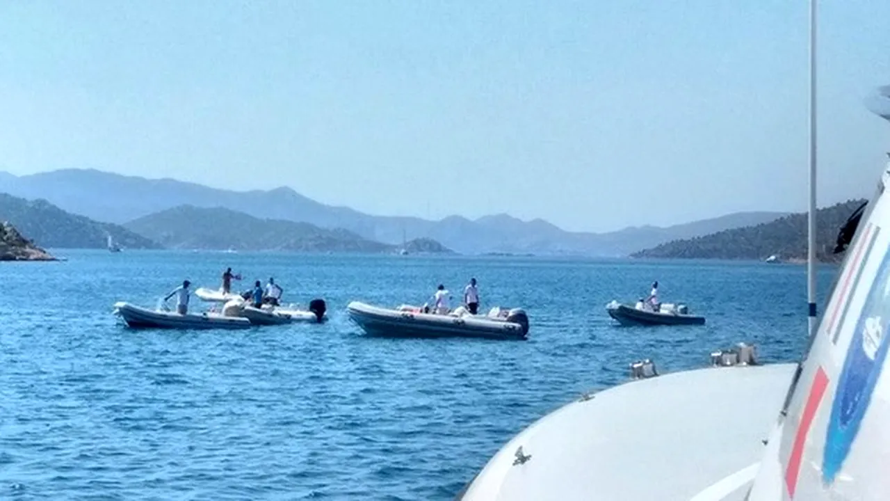 Trei persoane au murit în urma scufundării unei ambarcaţiuni turistice în TURCIA