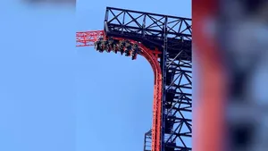 O pană de curent i-a ţinut pe turişti blocaţi cu susul în jos, timp de 30 de minute, într-un montagne russe
