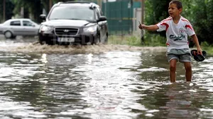 Mehedinţi: Locuinţe inundate, localităţi fără curent electric şi circulaţie dificilă din cauza ploii