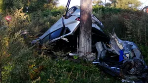 Moarte violentă. Un tânăr de 28 de ani a murit după ce s-a izbit cu maşina de un copac în Harghita