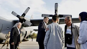Ciolacu: 70 de copii, femei, bătrâni şi bolnavi au fost repatriaţi din Liban
