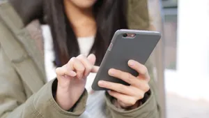 O minoră de 13 ani din Galaţi a primit sute de mesaje anonime de ameninţare cu violul sau moartea. Pe cine suspectează familia