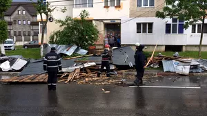 VIJELIILE fac ravagii în ţară: Acoperişuri spulberate de vânt şi sute de oameni fără curent în Mureş, trenuri blocate în Drobeta Turnu Severin. Zeci de copaci doborâţi la pământ în Iaşi şi în Vaslui