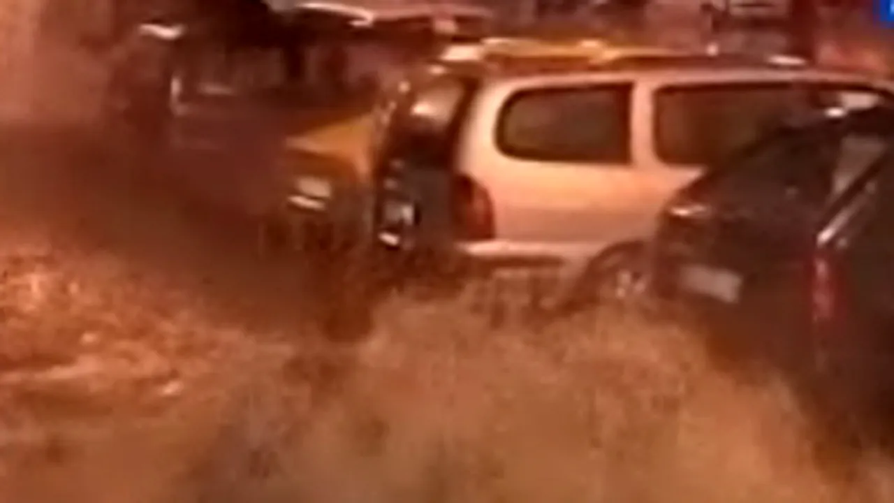 Constanţa: Maşini inundate şi circulaţie îngreunată din cazua unei avarii la o conductă (Video)