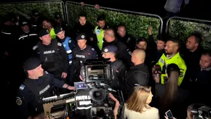 Nicuşor Dan s-a întors cu buldozerele pentru a desfiinţa şantierul lui Băluţă. Poliţia Sector 4 a făcut scut pentru a bloca Poliţia Locală Bucureşti / Poliţia Naţională şi Jandarmeria au venit să oprească conflictul între locali / Anunţul lui Băluţă
