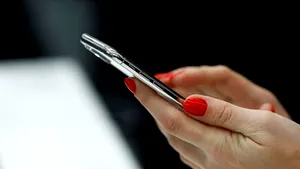 Două mari companii de telefonie, cercetate în SUA pentru că telefoanele lor ar depăşi limita de RADIAŢII