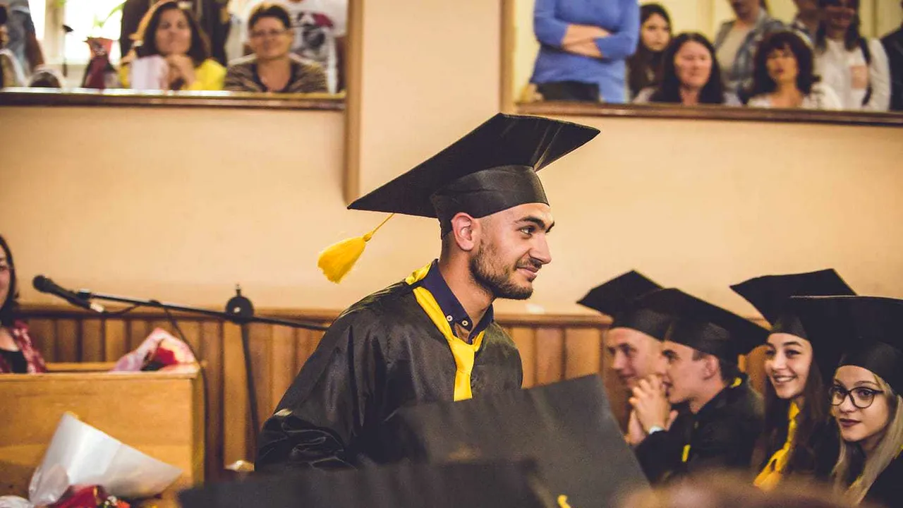 FOTO | Tânăr de etnie romă, admis la Academia de Poliţie: „O să muncesc mult. Este visul meu împlinit”