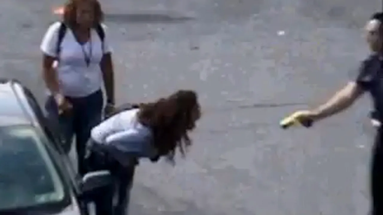 Abuz al poliţiei? Momentul în care un poliţist foloseşte o armă cu electroşocuri împotriva unei adolescente - VIDEO