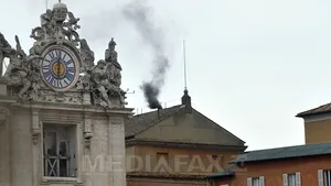 NOUL PAPĂ: Fum negru pe coşul Capelei Sixtine