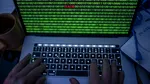 Hackerii atacă tot mai țintit în România. Băncile, curierii și infrastructura financiară, printre principalele ținte