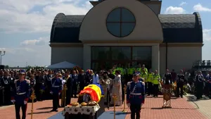 Aproape o mie de oameni au venit să îl conducă pe ultimul drum pe poliţistul Gheorghe Ionescu - FOTO