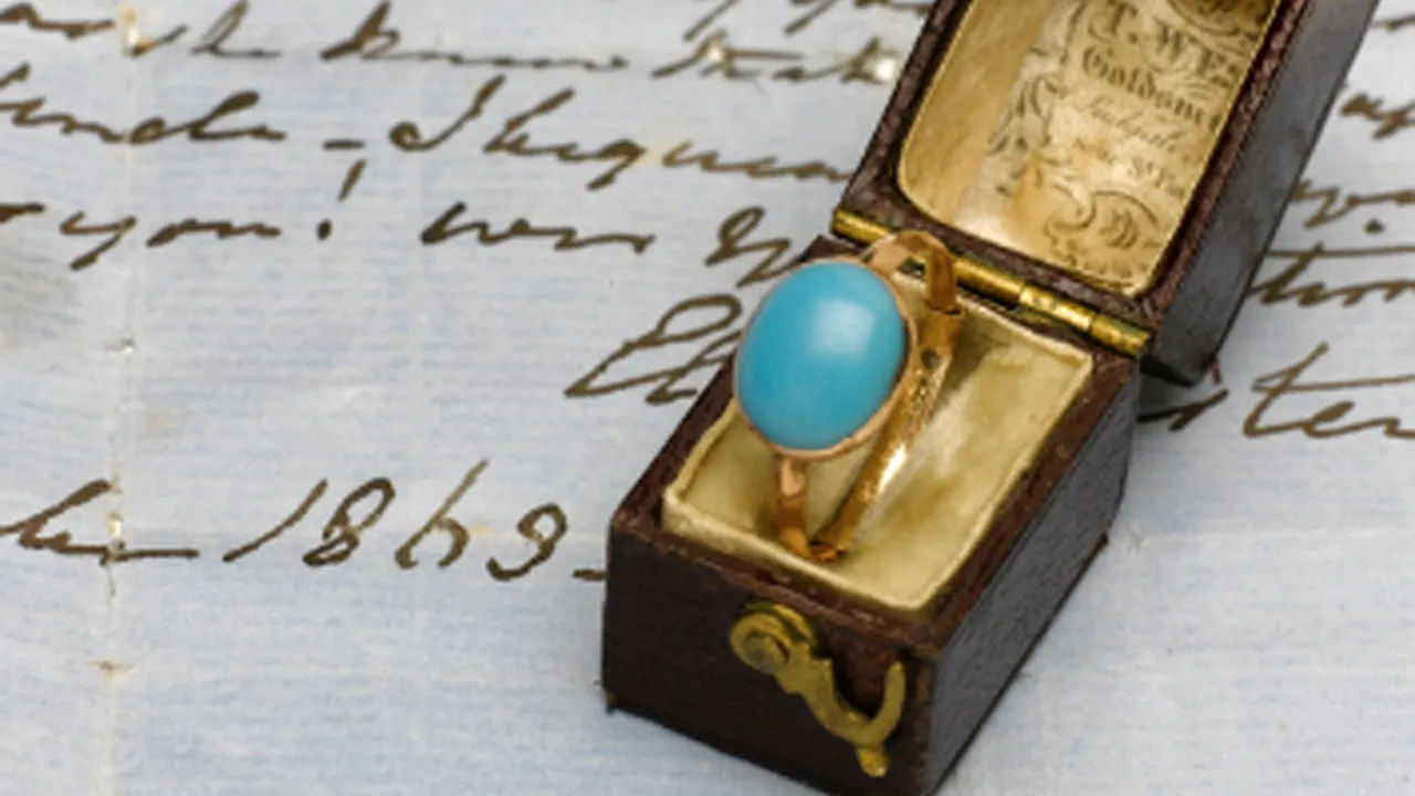 Un inel care a aparţinut romancierei Jane Austen, vândut la licitaţie. Bijuteria a depăşit de peste cinci ori suma estimată