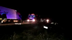 Accident în Timiş: Zece persoane, dintre care trei copii, rănite după ce două maşini au fost lovite de un TIR/ Traficul, blocat pe ambele sensuri pe DN 6 | FOTO