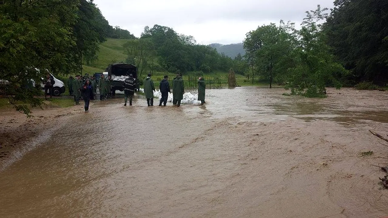 Inundaţiile din judeţul Suceava: O femeie din Voroneţ a murit strivită de un copac, o alta este dată dispărută