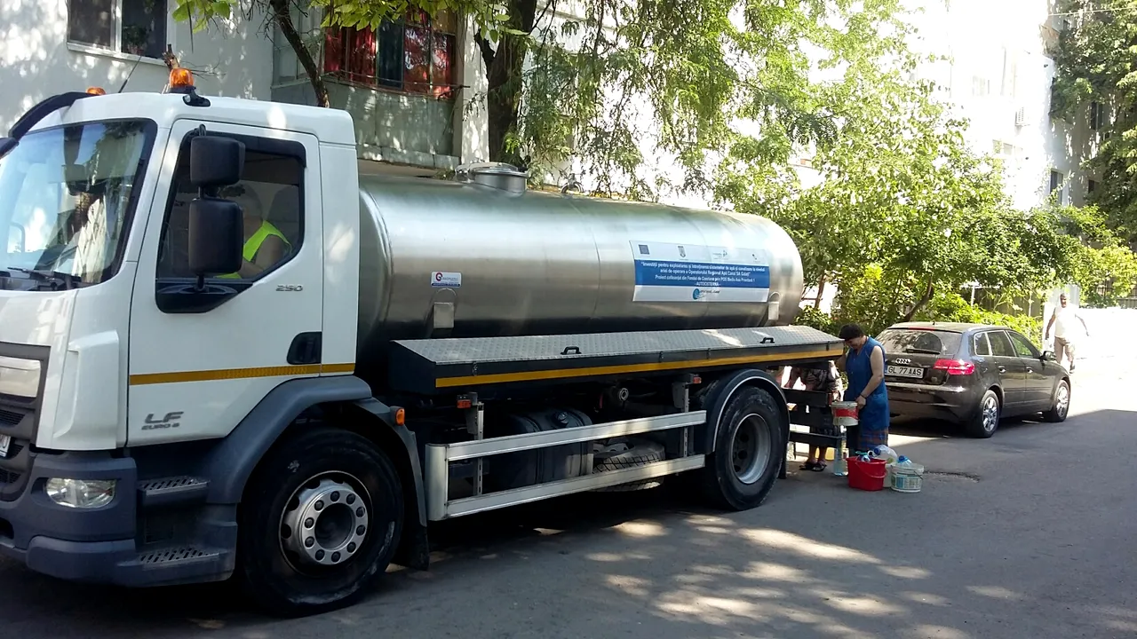 FOTO | Măsuri anticaniculă la Galaţi: Numărul cisternelor cu apă care ajung zilnic la blocurile debranşate de la reţeaua de apă, dublat