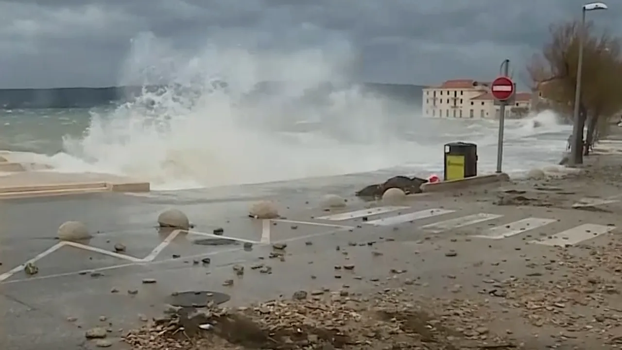 VIDEO Croaţia, lovită de furtuni: Vânt puternic, inundaţii şi valuri de 6 metri 