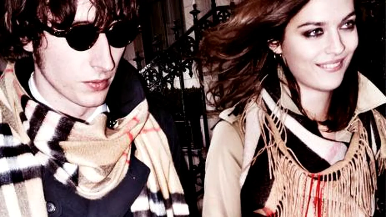 Burberry în criză. Noul şef taie costuri şi readuce în prim plan iconicele eşarfe în carouri