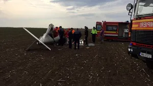 INCIDENT AVIATIC | Un avion de mici dimensiuni a aterizat forţat în Alba. Starea pilotului, gravă | FOTO