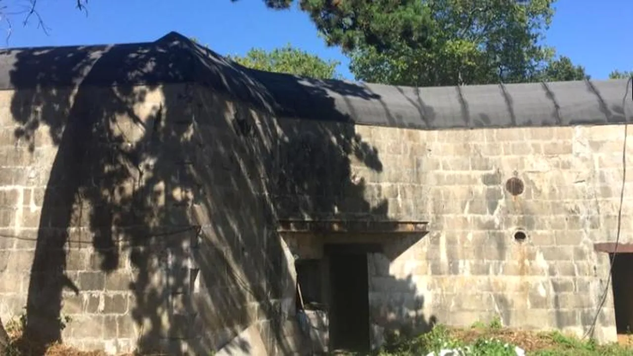 Buncăr militar din război, scos la licitație în Franța. Proprietara spune că este „o afacere solidă”