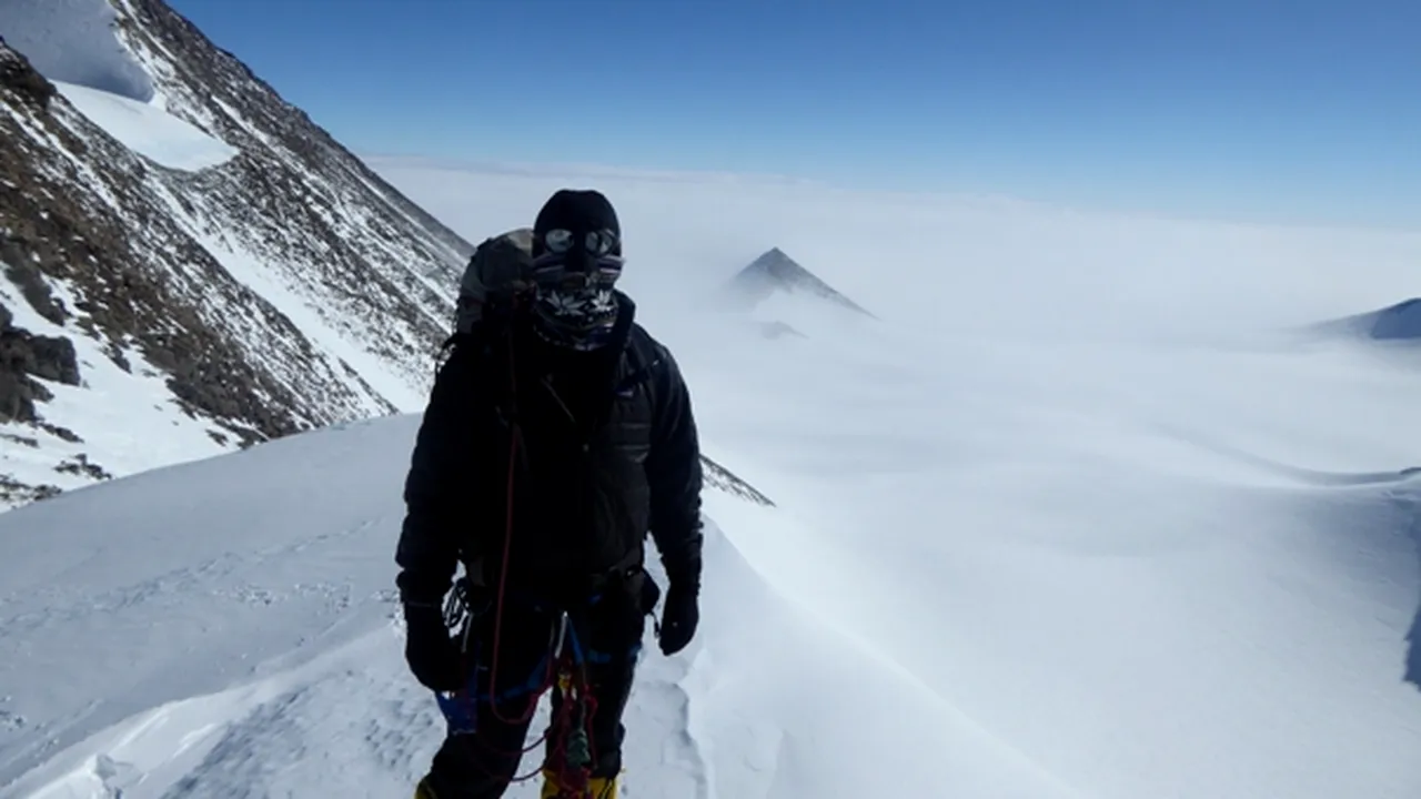 Un alpinist clujean a reuşit să cucerească Vârful Vinson (4.897 metri), cel mai înalt din Antarctica - FOTO