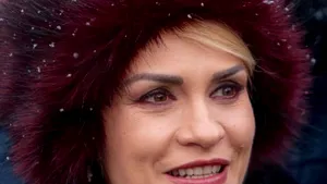 Discuţii privind preţul căciulii purtate de Gabriela Firea la deszăpezire. Primarul Capitalei: E cumpărată de la taraba de lângă pârtia Sorica cu până-n 20 de euro. Aveau şi pe gri