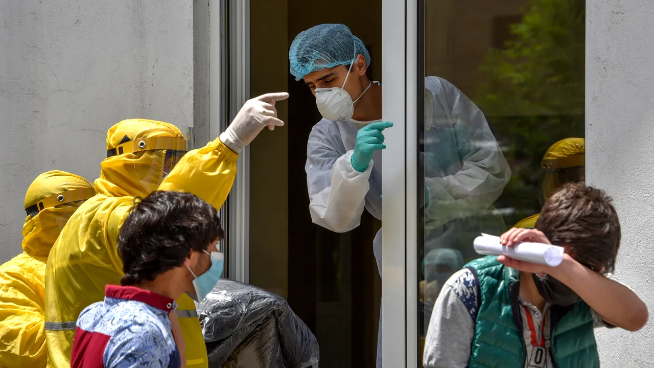 Un medic face apel la români să îşi autoimpună restricţii: să intre singuri în carantină, incompetenţa autorităţilor a atins cote paroxistice