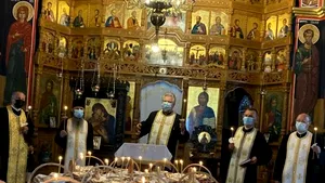 Cadou de Paşte: cadrele medicale din Galaţi au primit coşuri cu produse pascale de la preoţi